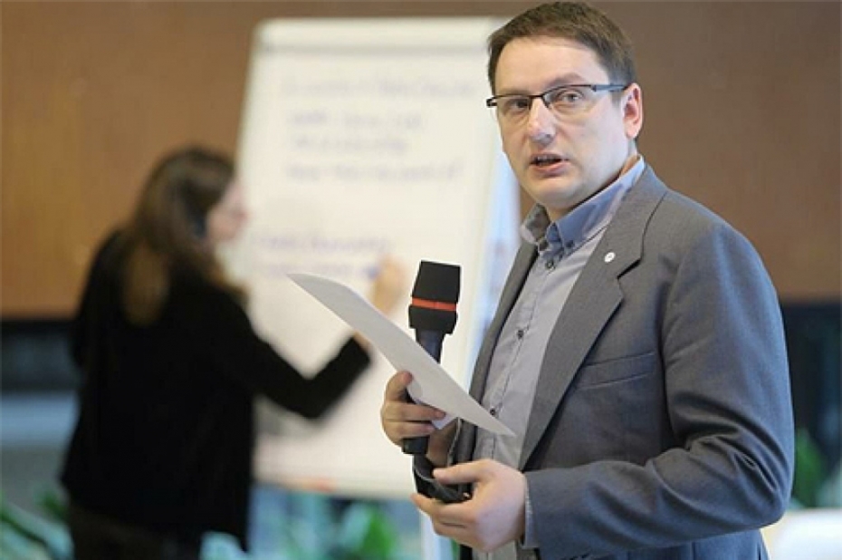 Ceturtdien, 11.maijā, sveicam Mildas, Karmenas un Manfredus