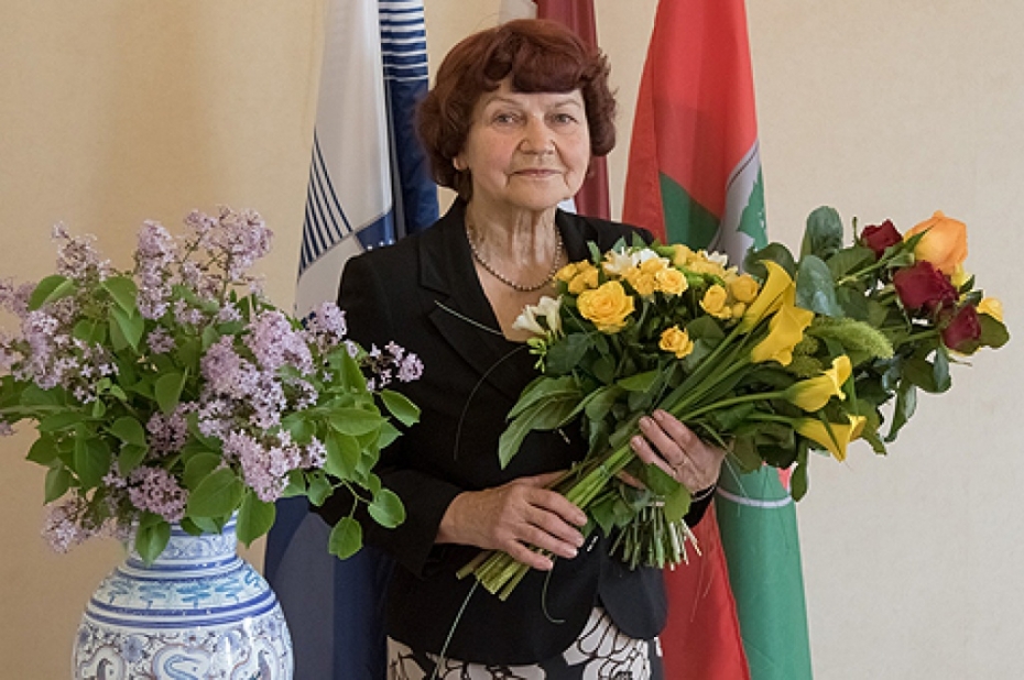 Piešķir Atzinības krusta IV šķiru un ieceļ par ordeņa virsniekiem