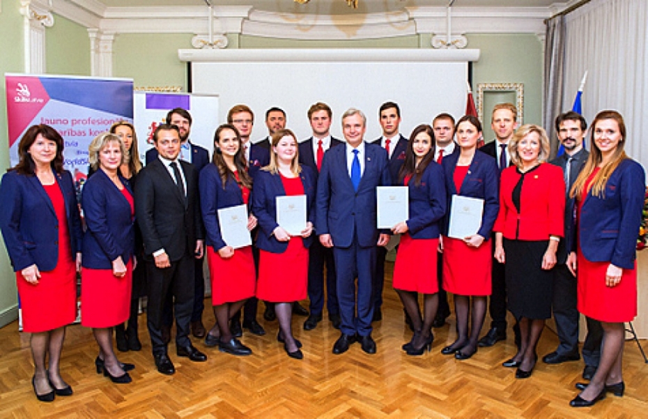Svinīgi sveic konkursa "WorldSkills 2017" laureātus