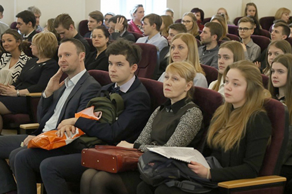 Skolēni aizstāv zinātniskās pētniecības darbus