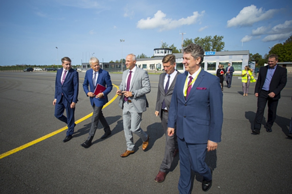 Satiksmes ministrs pārrunā ostas un lidostas attīstības jautājumus