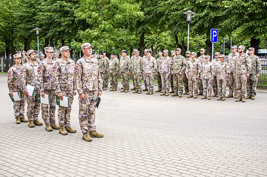 13 jaunie zemessargi svinīgā ceremonijā dod zvērestu