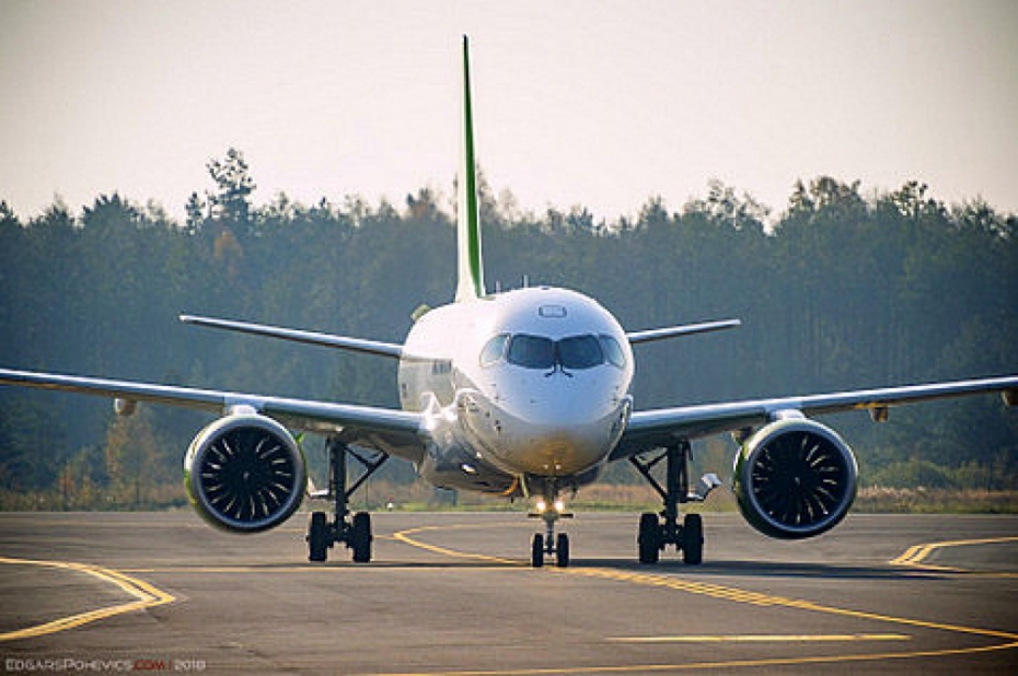 Liepājas starptautiskajā lidostā nosēžas "Airbus A220-300"