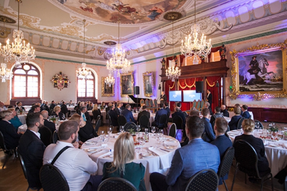 LiepU lektors Dzintars Tomsons saņem atzinības rakstu