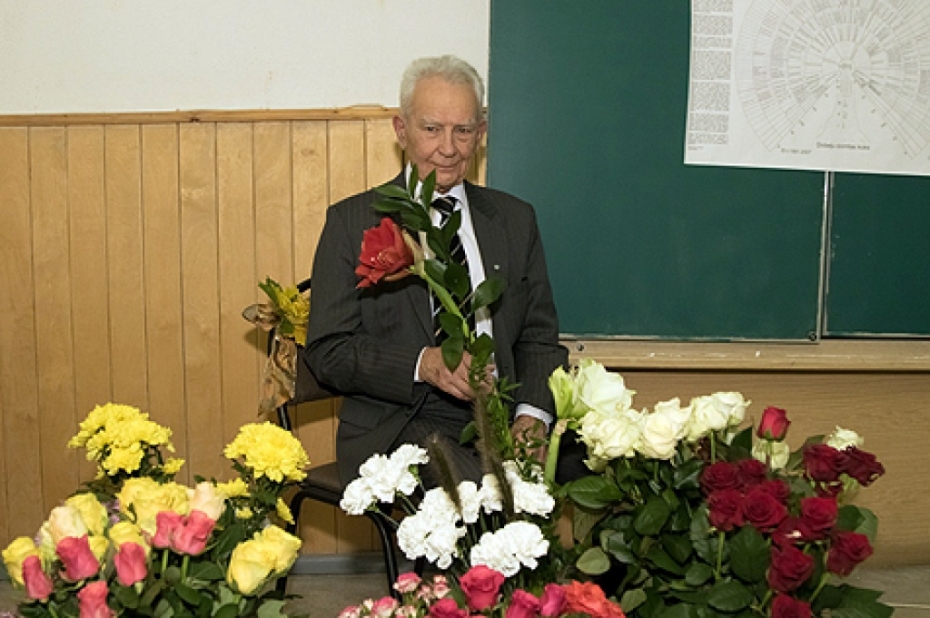 Universitātē pirmo reizi piešķir "emeritus" rektora nosaukumu