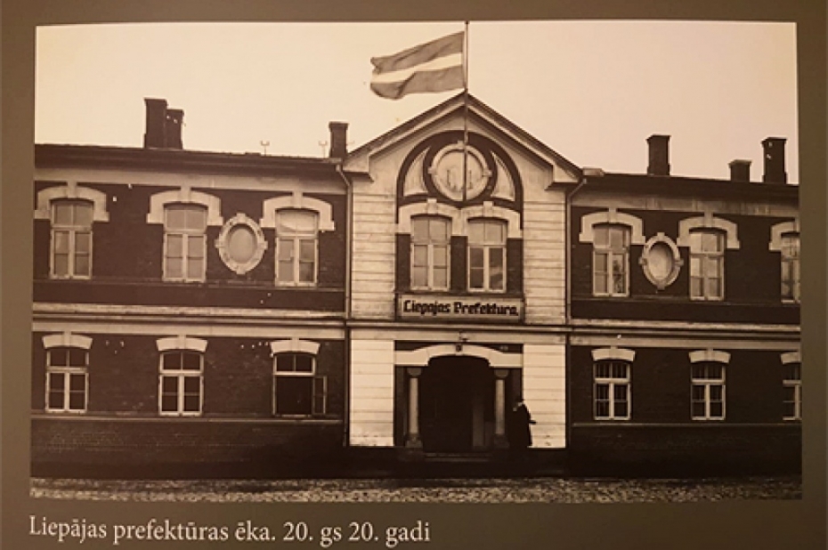 Pilsētas vadība apskata izstādi par Valsts policijas vēsturi