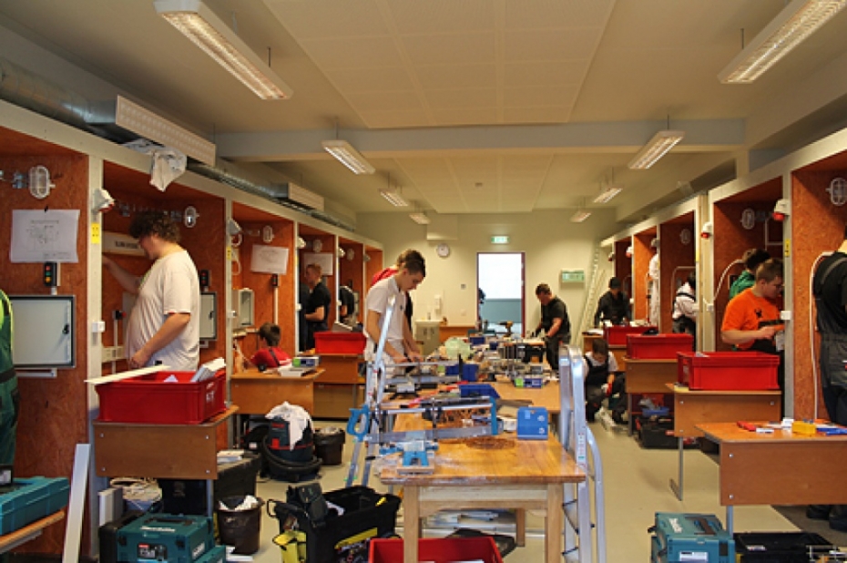 Tehnikumā aizvadīts konkurss elektroinstalāciju izveidē