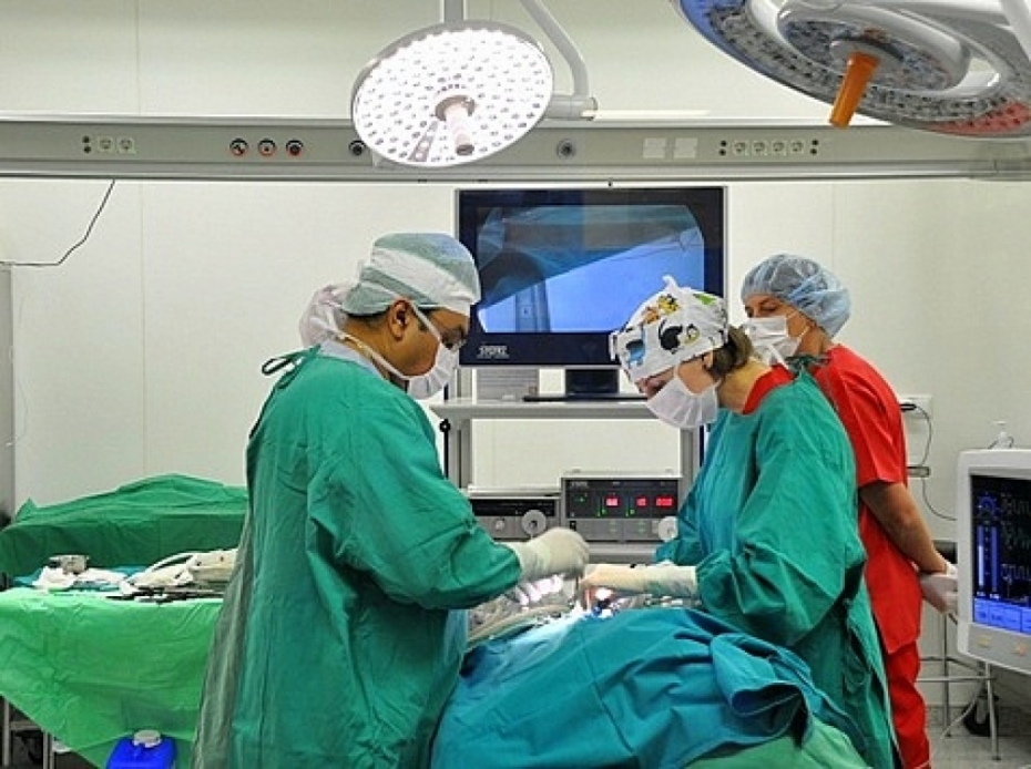 Piešķir papildu līdzekļus, lai piesaistītu nākamos mediķus