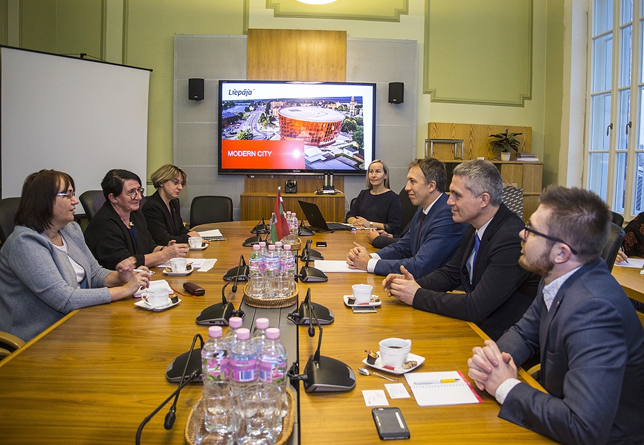 Liepāju apmeklē Francijas vēstniece Latvijā Odile Supizona