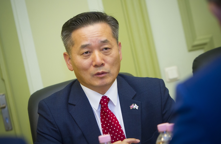 Liepāju apmeklē Korejas vēstnieks Latvijā Songdžins Hans