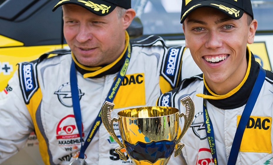 Rallija braucējs Sesks apvieno spēkus ar stūrmani Franci