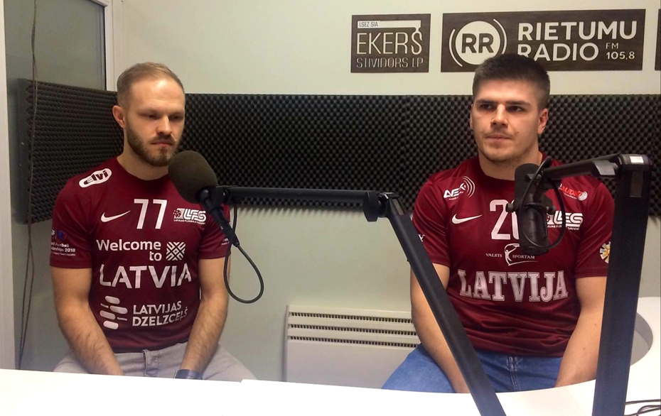 Raidījumā "Centra auts" viesojas Latvijas florbola izlases spēlētāji
