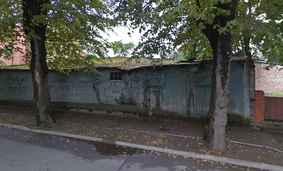 Pašvaldība organizēs divu graustu nojaukšanu