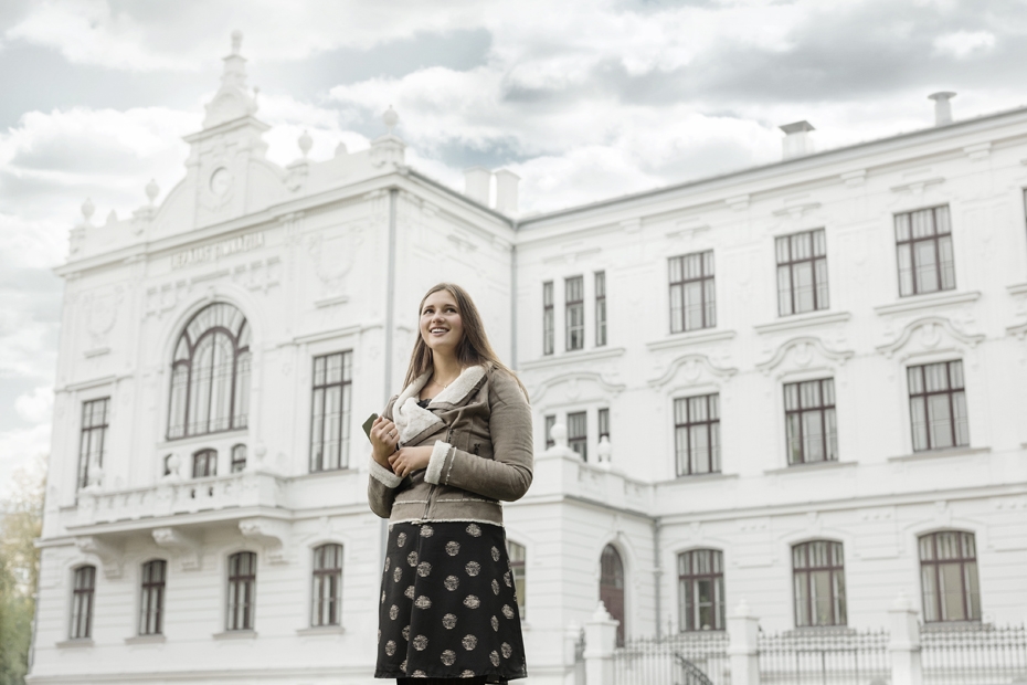 Liepājas Valsts 1.ģimnāzija saņēmusi Latvijas Universitātes Skolu balvu