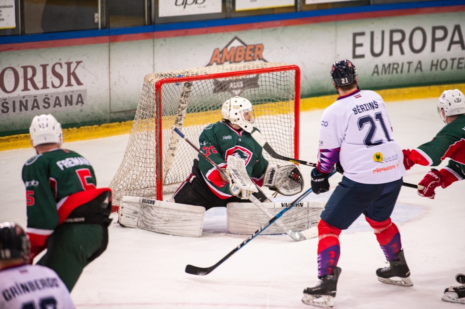 "Liepājas" hokejisti savā laukumā uzvar "Prizmu"/IHS