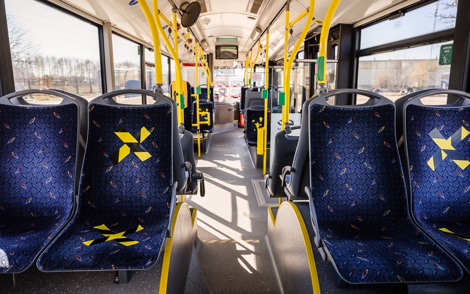 Distances ievērošanai sabiedriskajā transportā marķē sēdvietas
