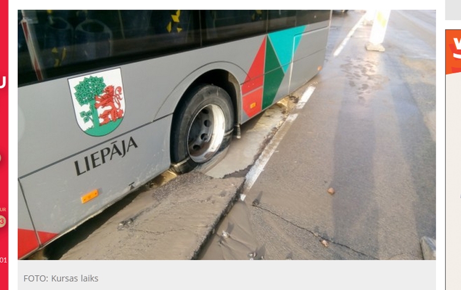 Tvnet.lv: Autobuss Liepājā "iekrīt" asfalta akacī