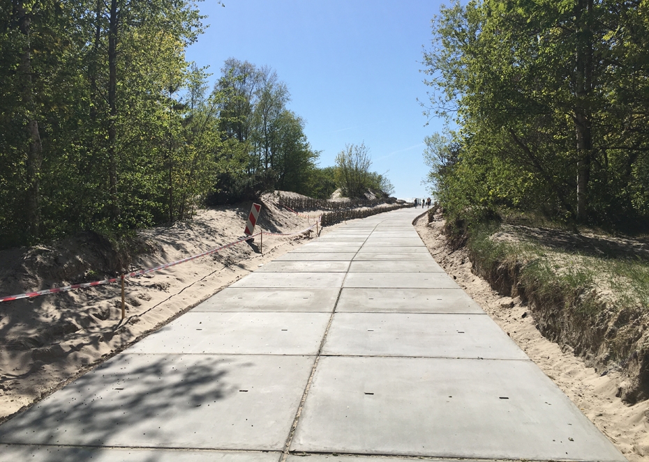 Pērkones ielas galā veido plašu iebrauktuvi pludmalē