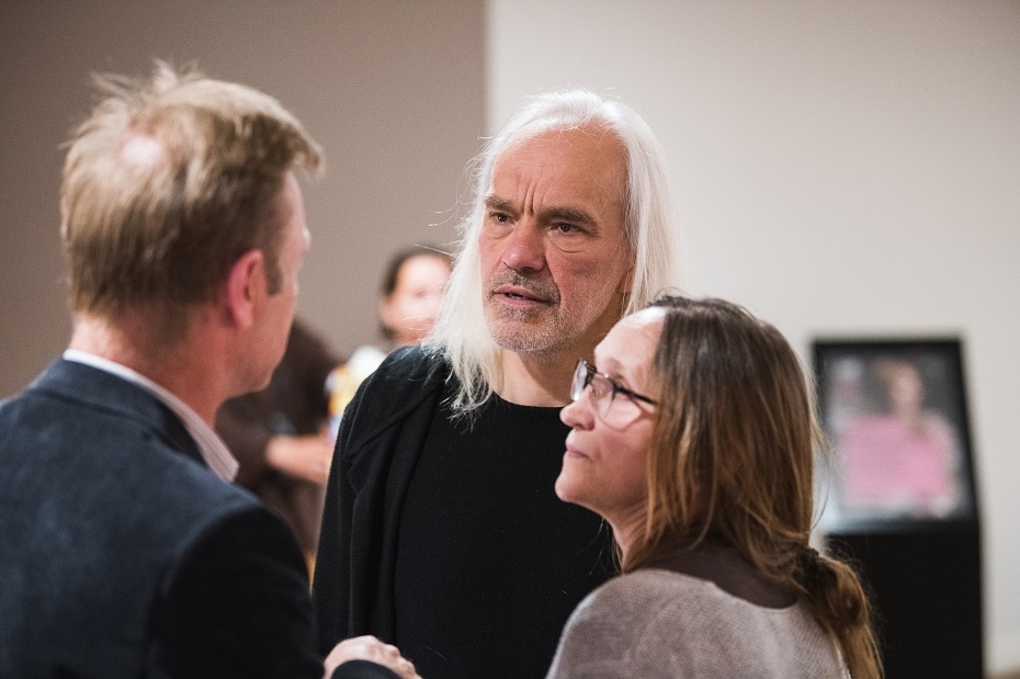 Ar emocionālu kopdziedāšanu izskan sērijas "Personīgi" programma "Identitātes"