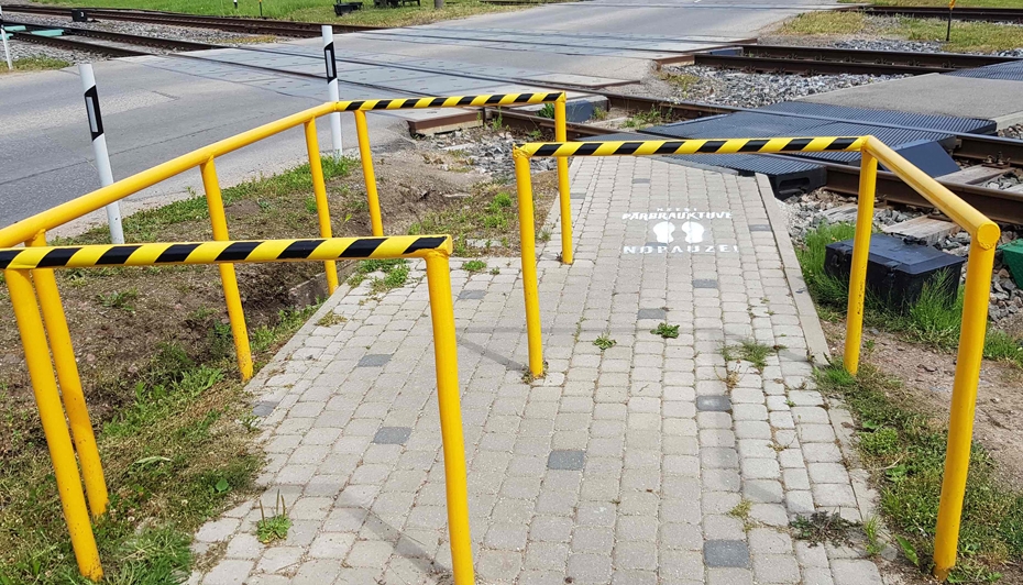 "Latvijas dzelzceļš" izvietojis 100 brīdinājuma zīmes pie gājēju pārejām