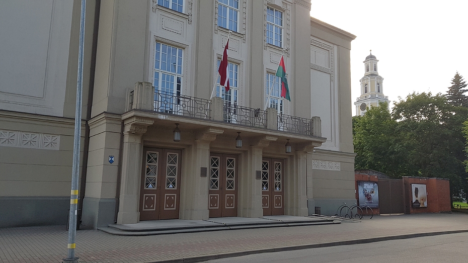 Liepājas teātris "puntuļbriesmās"