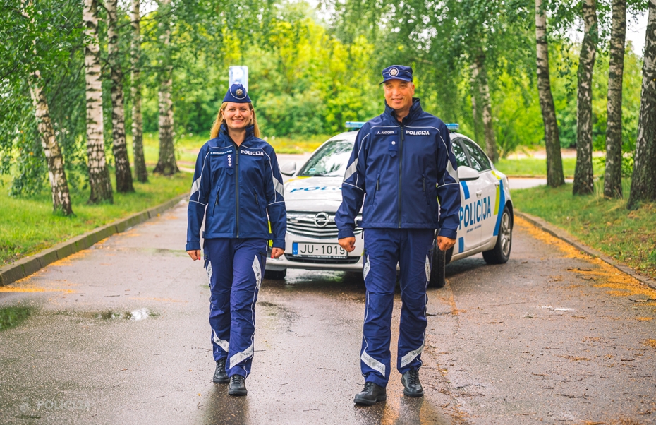 Valsts policijas amatpersonas saņem jaunā dizaina formas tērpus