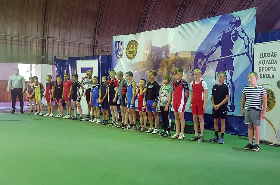  Liepājniekiem godalgas Latvijas čempionātā svarcelšanā jauniešiem un jaunietēm