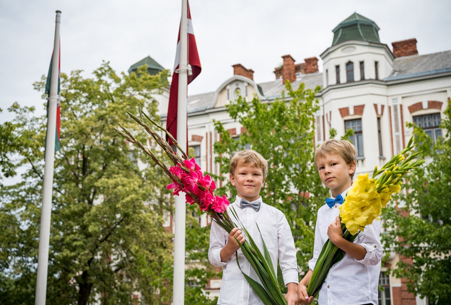 1.septembrī svinīgie brīži tiks organizēti 1., 9., 10. un 12. klasēm; pārējie pulcēsies klases lokā