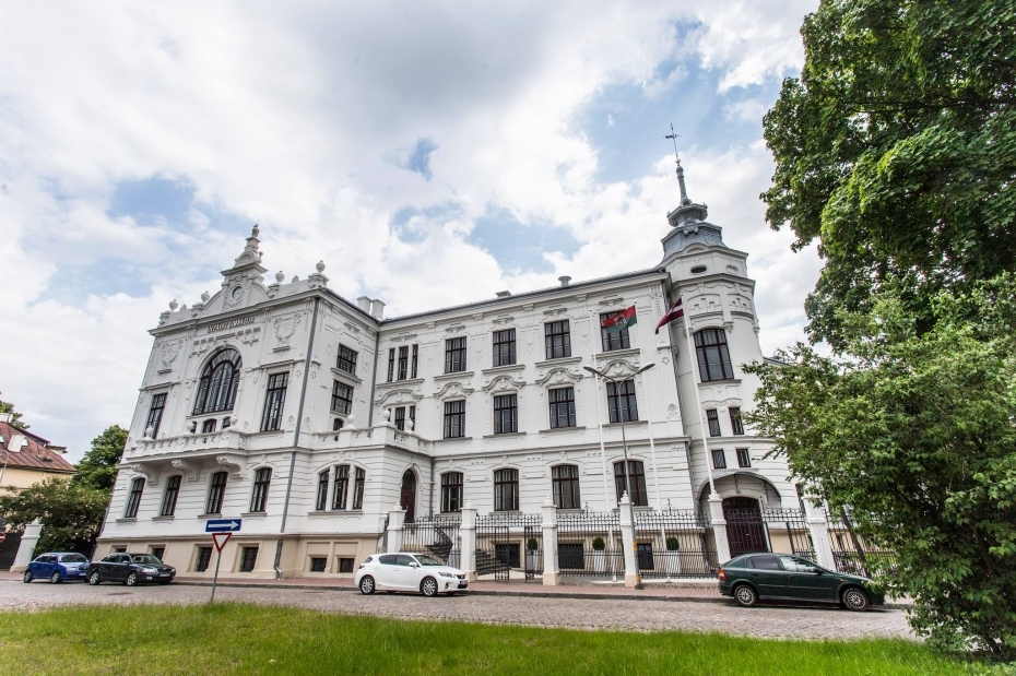 Maina skolēnu skaitu valsts ģimnāzijas statusa iegūšanai