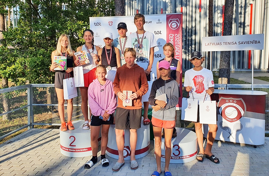 Latvijas jauniešu čempionātā tenisā liepājnieki izcīna vairākas medaļas