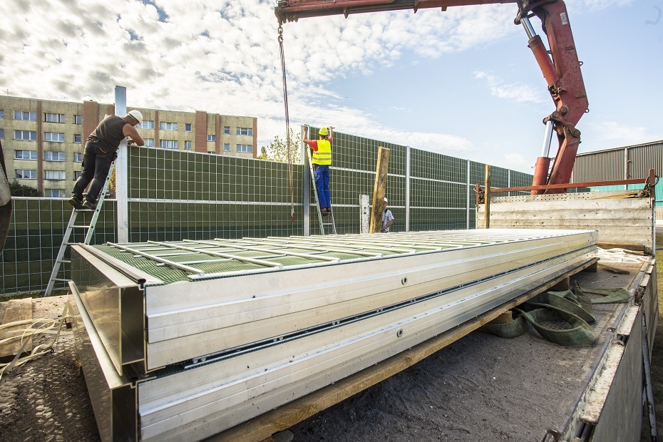  Turpinās ostas pievadceļa prettrokšņu sienas būve