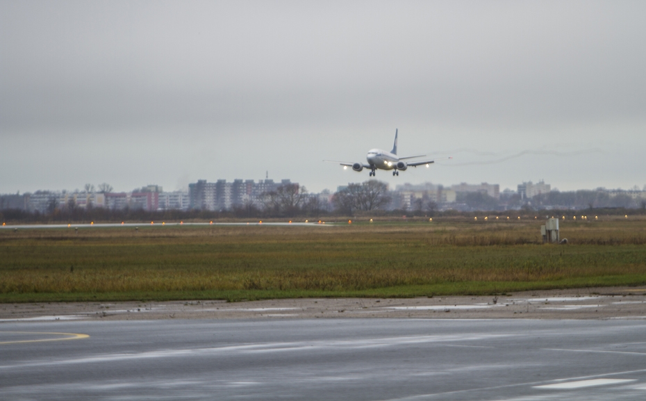"airBaltic" oktobrī uz laiku pārtrauks lidojumus no Rīgas uz Liepāju