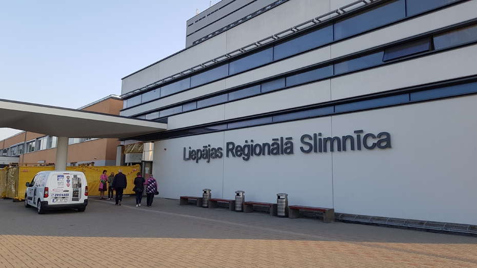 Pēc kritiena ar skrejriteni slimnīcā nogādā divas meitenes