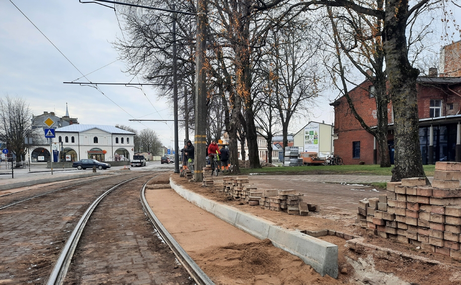 Pieturvietas pilsētas centrā pielāgo zemās grīdas tramvaja platumam