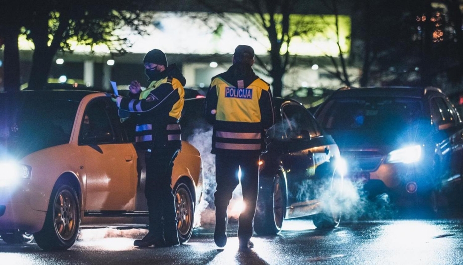 Policija uzsāk vairākus procesus par pārkāpumiem mājsēdes laikā