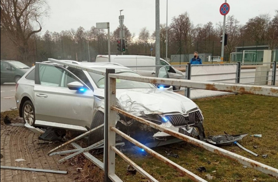 Delfi video: Liepājā, steidzoties uz izsaukumu, avarē policijas auto
