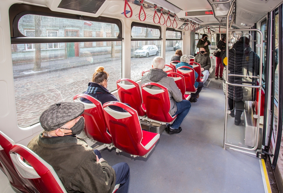  Liepājā pastāvīgi uzsāk kursēt pirmie jaunie zemās grīdas tramvaji