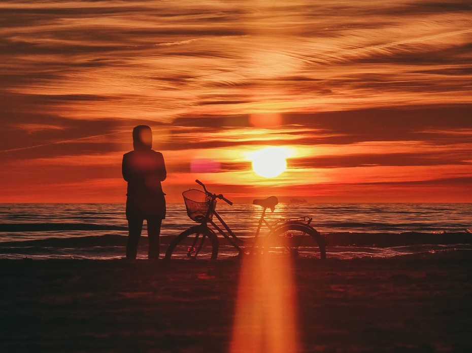 Latviju šķērsos aukstā atmosfēras fronte, gaiss kļūs vēsāks