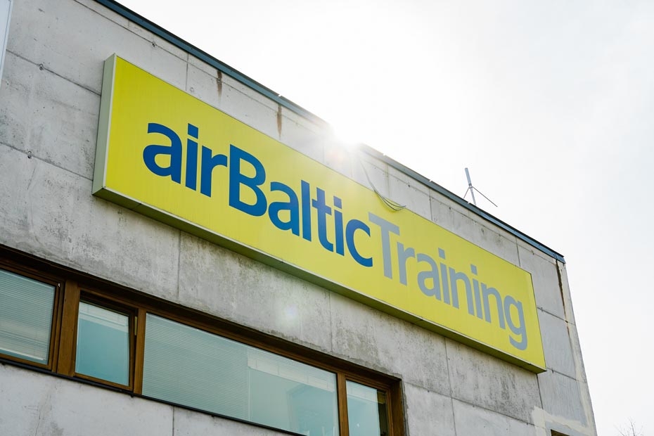 Divi studenti absolvē "airBaltic" Pilotu akadēmiju