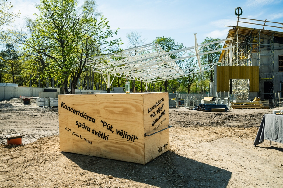 Simboliski atzīmēti koncertdārza "Pūt, vējiņi!" spāru svētki