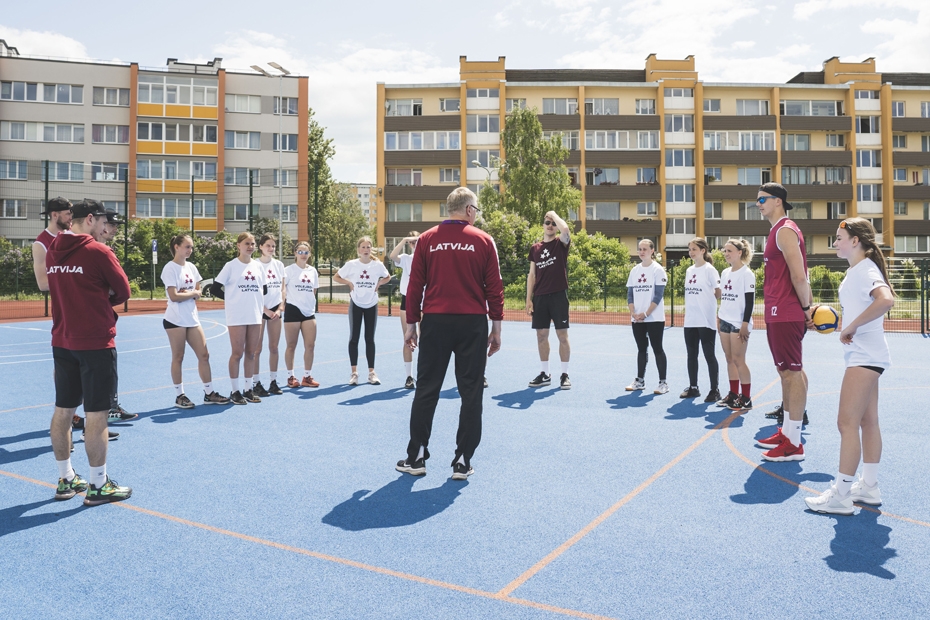 Sporta spēļu skolas audzēkņi aizvada treniņu ar Latvijas vīriešu volejbola izlasi