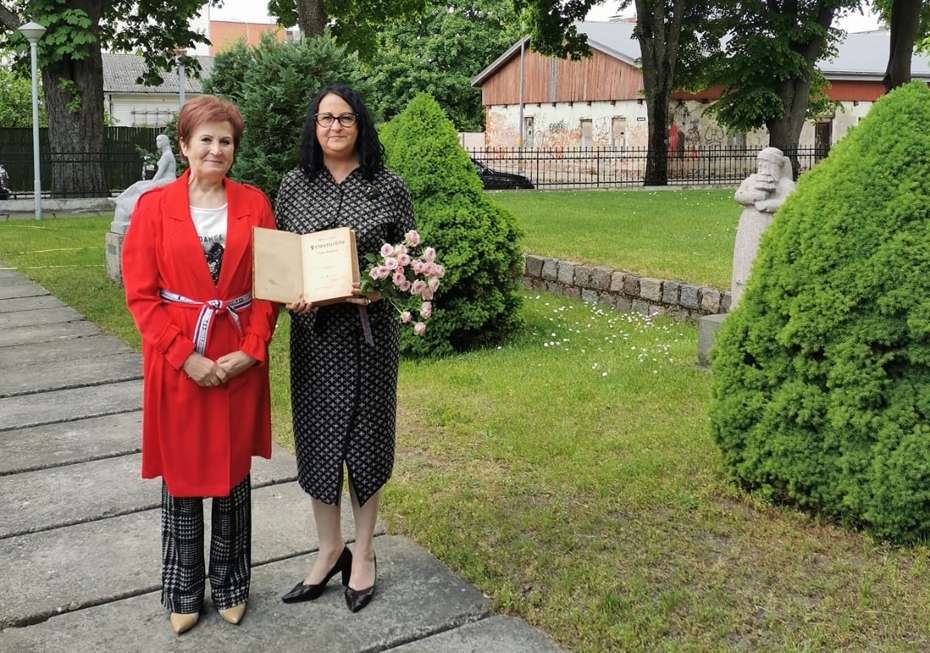 Advokāte Irēna Kibelko muzejam dāvina unikālu 19.gadsimta likumu grāmatu