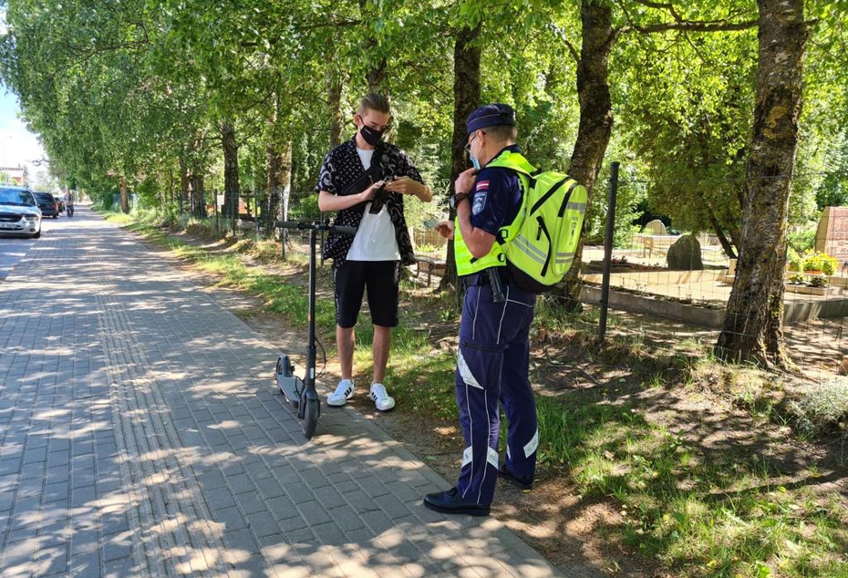 Valsts policija pastiprināti kontrolē elektroskrejriteņu vadītājus