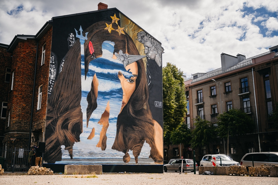Pasaulē pazīstamais Ozmo pabeidzis sienas gleznojumu Liepājā