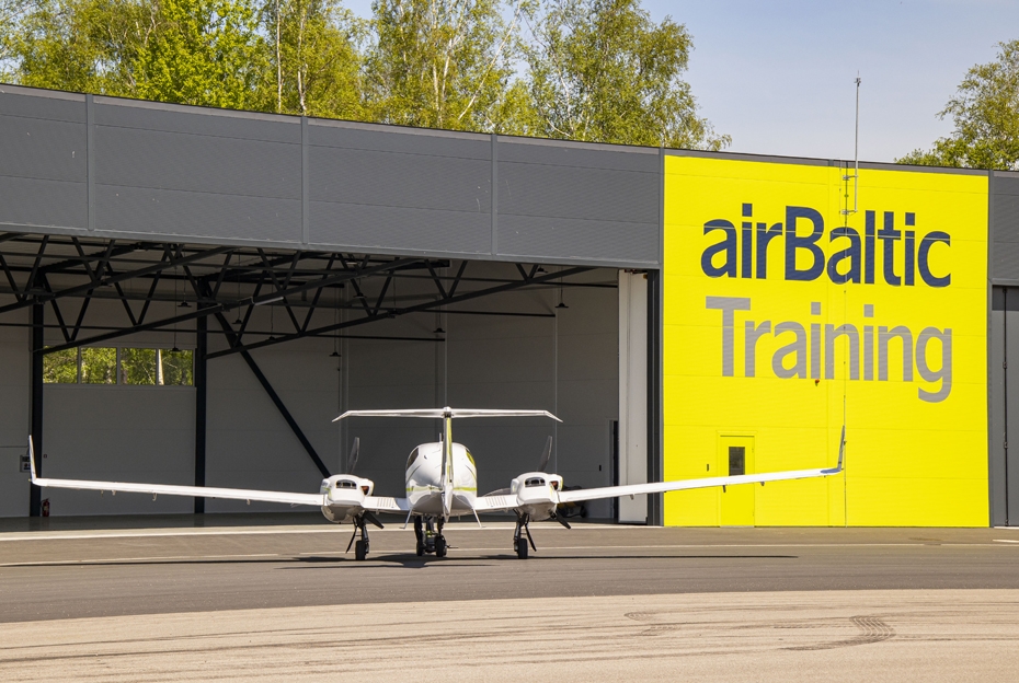 Lsm.lv: "airBaltic" atkal atliek regulāro lidojumu starp Rīgu un Liepāju atsākšanu