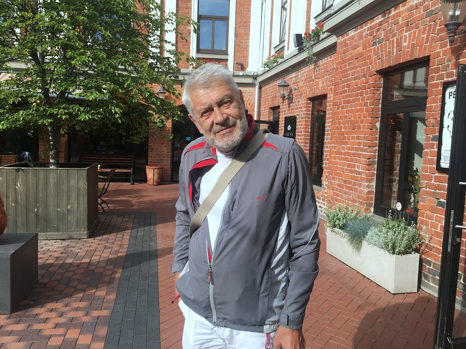 Omulīgs un optimistisks Liepāju apciemo diriģents Imants Resnis