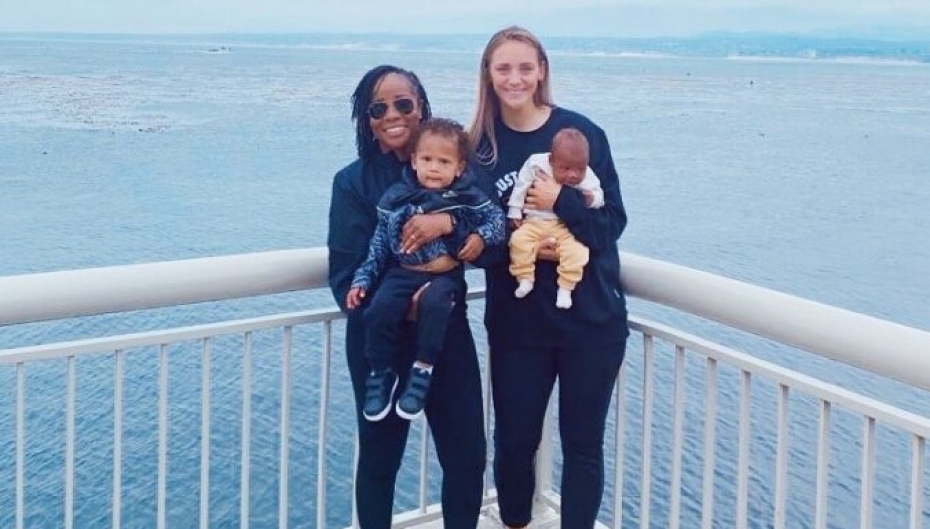 Delfi.lv: Sabīne Niedola ar sieviņu beidzot parāda abus dēlēnus