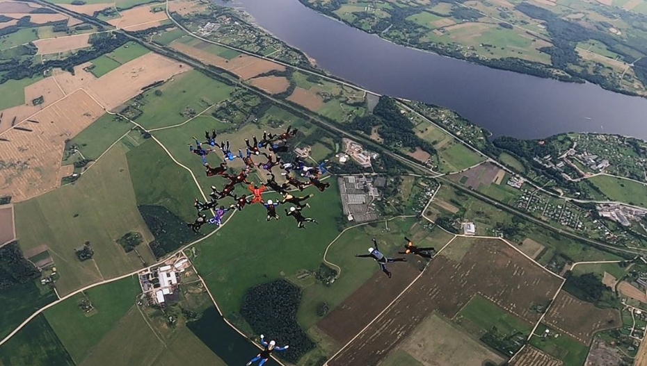 Nākamnedēļ Liepājā mēģinās labot Latvijas rekordu izpletņlēkšanā