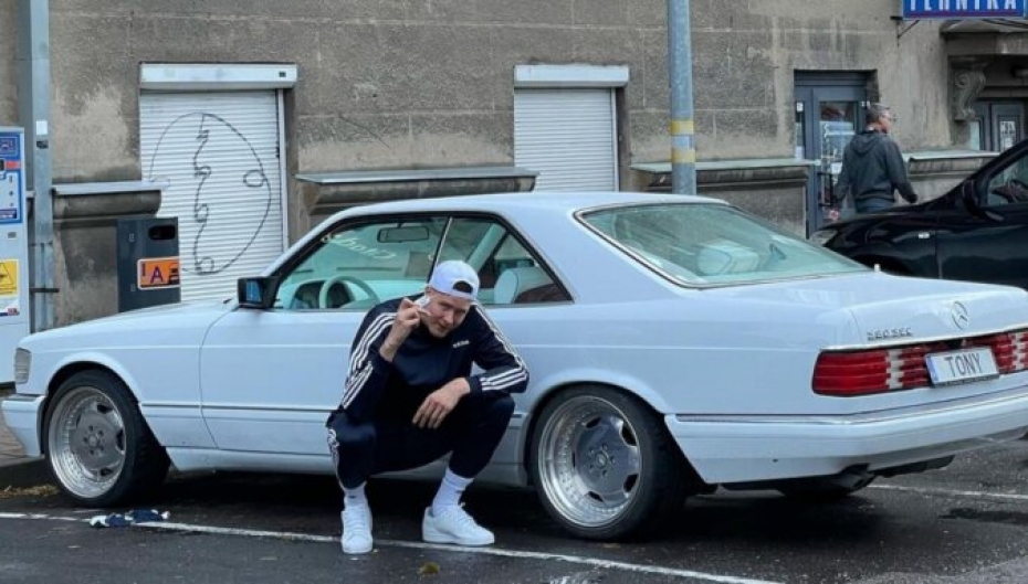 Delfi.lv: Kristaps Porziņģis Liepājā pozē pie sava ekskluzīvā mersedesa