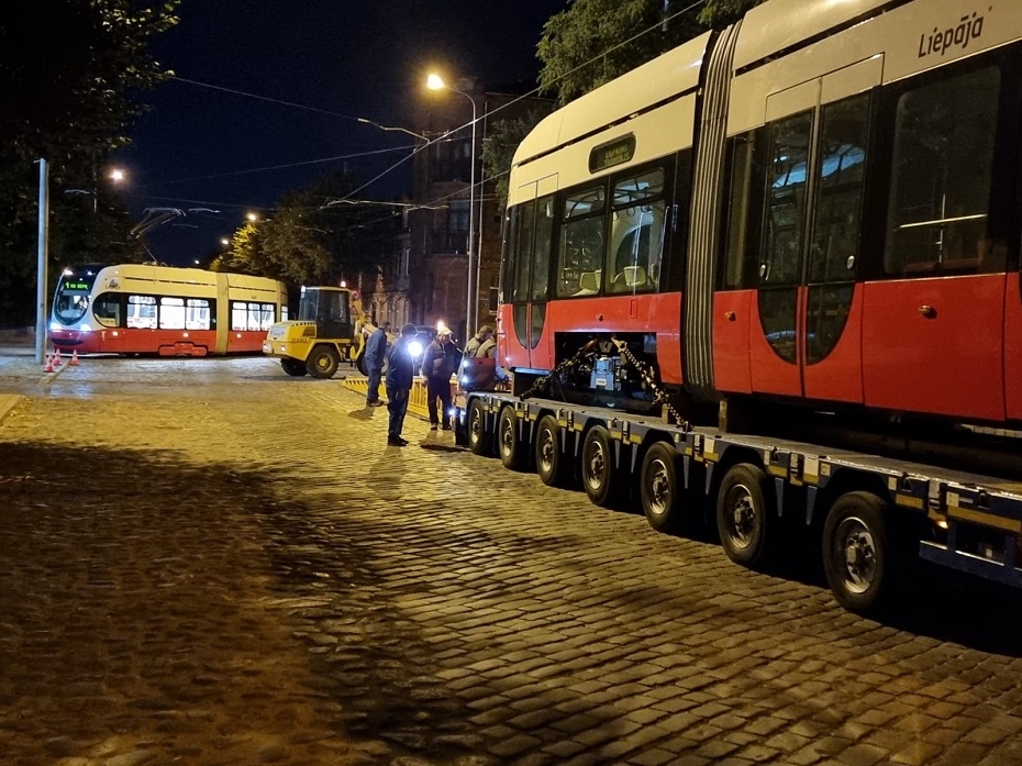 Puse no jaunajiem zemās grīdas tramvajiem jau Liepājā